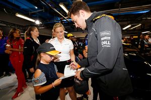 Stoffel Vandoorne, McLaren, signs autographs