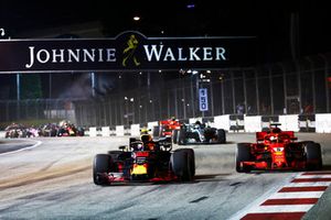 Max Verstappen, Red Bull Racing RB14, batalla con Sebastian Vettel, Ferrari SF71H al inicio