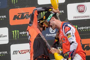 Jeffrey Herlings, Red Bull KTM Factory Racing en Tony Cairoli, Red Bull KTM Factory Racing, vieren feest op het podium