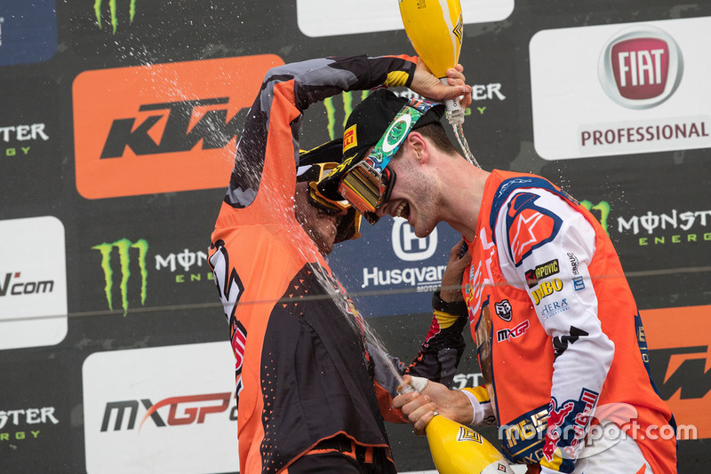 Jeffrey Herlings, Red Bull KTM Factory Racing e Tony Cairoli, Red Bull KTM Factory Racing, festeggiano sul podio