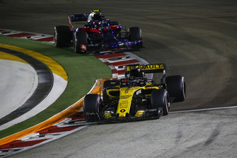 Nico Hulkenberg, Renault Sport F1 Team R.S. 18 and Pierre Gasly, Scuderia Toro Rosso STR13