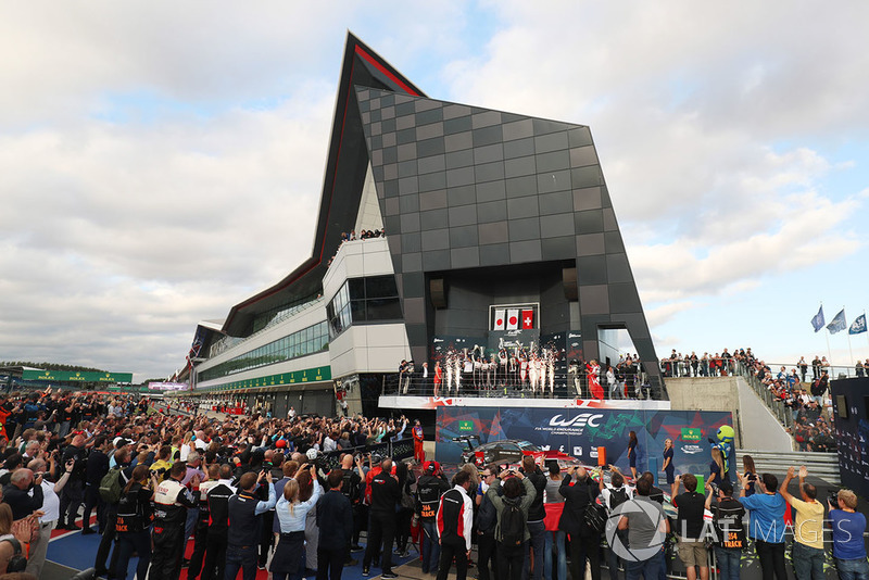 Podio: i vincitori della gara #8 Toyota Gazoo Racing Toyota TS050: Sebastien Buemi, Kazuki Nakajima, Fernando Alonso, second place #7 Toyota Gazoo Racing Toyota TS050: Mike Conway, Kamui Kobayashi, Jose Maria Lopez, third place #3 Rebellion Racing Rebellion R-13: Mathias Beche, Gustavo Menezes, Thomas Laurent