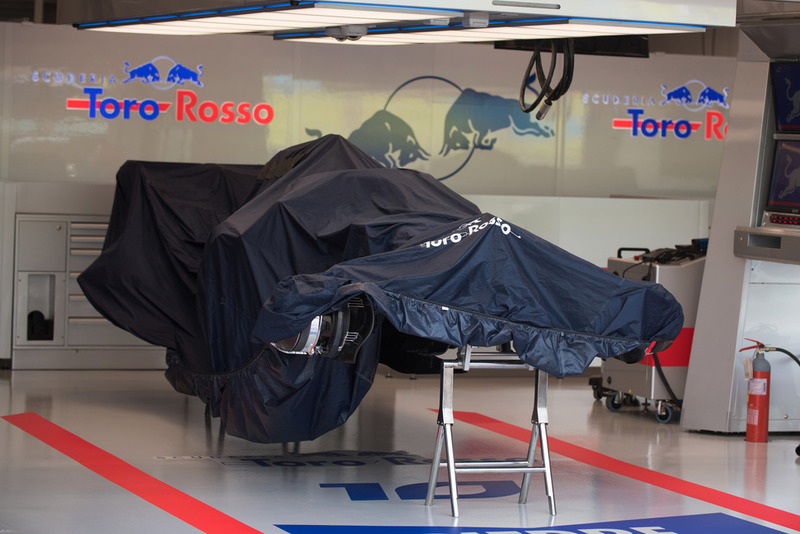 La Scuderia Toro Rosso STR13 couverte au garage