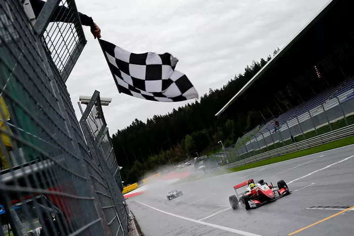 Bandera  a cuadros Mick Schumacher, PREMA Theodore Racing Dallara F317 - Mercedes-Benz