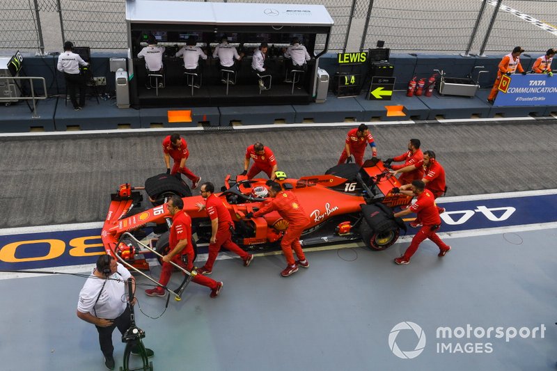 Charles Leclerc, Ferrari SF90 torna in pitlane
