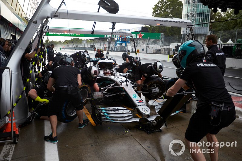Lewis Hamilton, Mercedes AMG F1 W10, ai box durante le prove