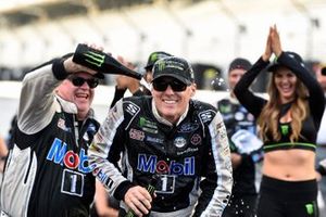  Kevin Harvick, Stewart-Haas Racing, Ford Mustang Mobil 1 celebrates his win