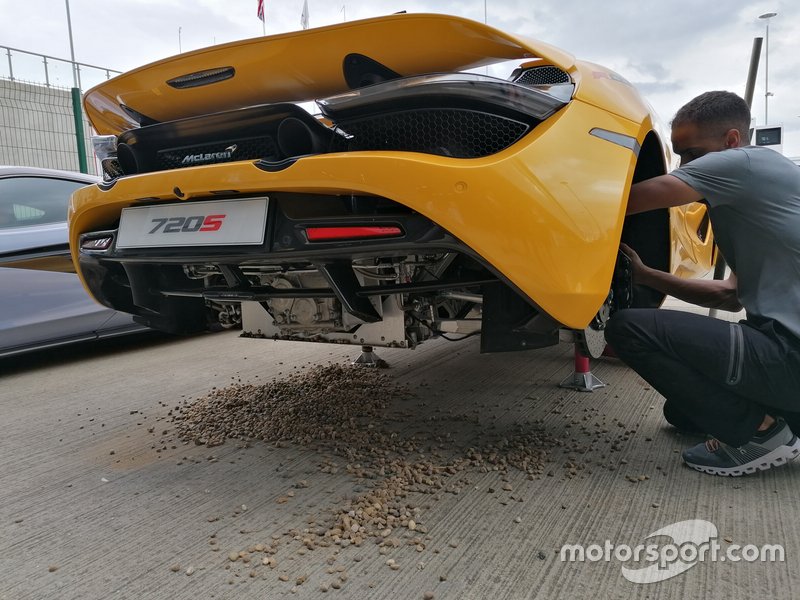 Осмотр спорткара McLaren после заезда с участием Ландо Норриса