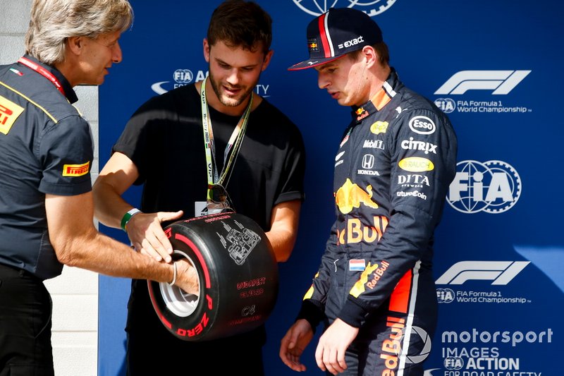 Max Verstappen, Red Bull Racing, receives the Pirelli Pole Position Award