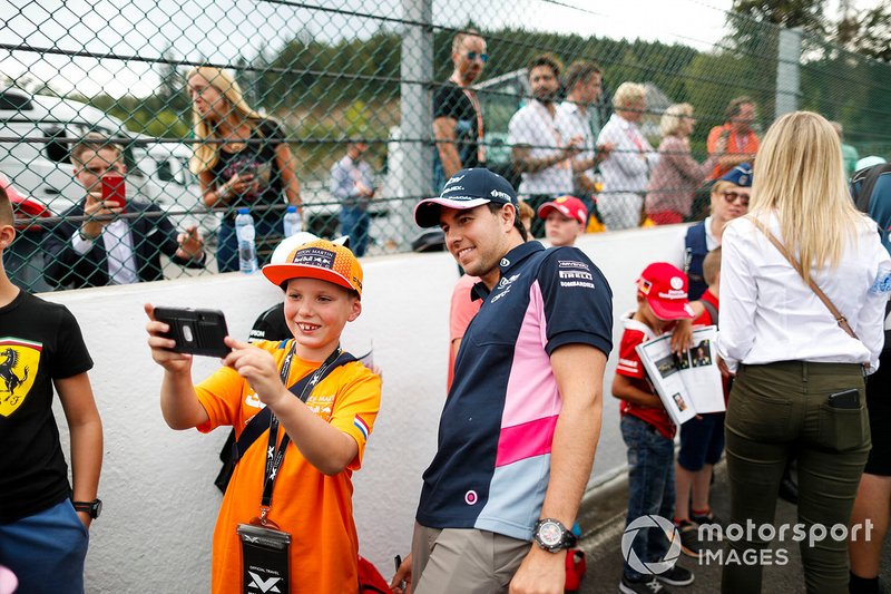 Sergio Perez, Racing Point, in posa con i fan