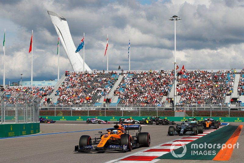 Carlos Sainz Jr., McLaren MCL34, Valtteri Bottas, Mercedes AMG W10, Lando Norris, McLaren MCL34, Sergio Perez, Racing Point RP19, Max Verstappen, Red Bull Racing RB15, Nico Hulkenberg, Renault F1 Team R.S. 19, Antonio Giovinazzi, Alfa Romeo Racing C38, Romain Grosjean, Haas F1 Team VF-19 y Daniel Ricciardo, Renault F1 Team R.S.19