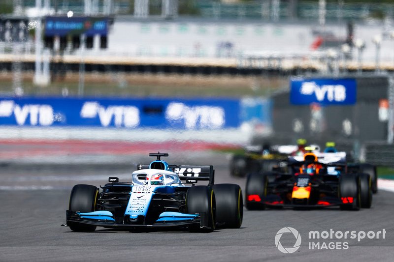 George Russell, Williams Racing FW42, precede Alex Albon, Red Bull RB15
