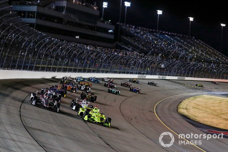 Simon Pagenaud, Team Penske Chevrolet leads at the start