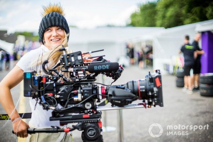 Jessica Hawkins con una cámara de video