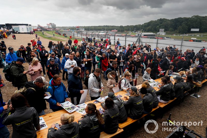 Sesión de firma de autógrafos