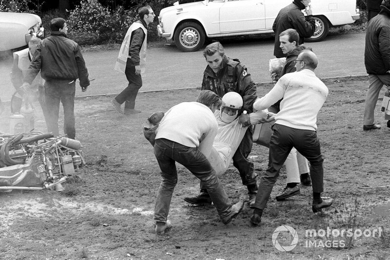 И пока одни «спасатели» буквально по земле волокли британца, получившего тяжелые переломы руки…