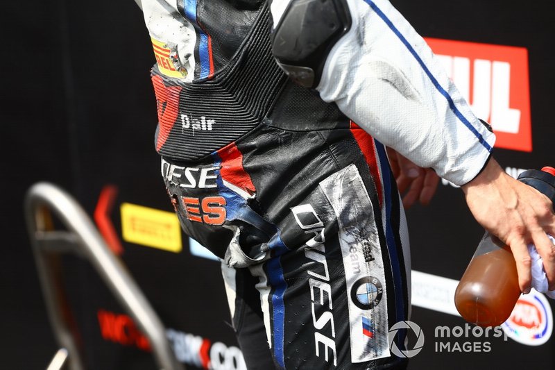 Dettaglio della tuta strappata di Tom Sykes, BMW Motorrad WorldSBK Team