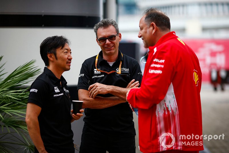 Ayao Komatsu, ingénieur de course en chef Haas F1, parle à un collègue de Ferrari