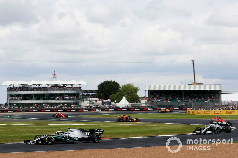 Valtteri Bottas, Mercedes AMG W10, precede Lewis Hamilton, Mercedes AMG F1 W10