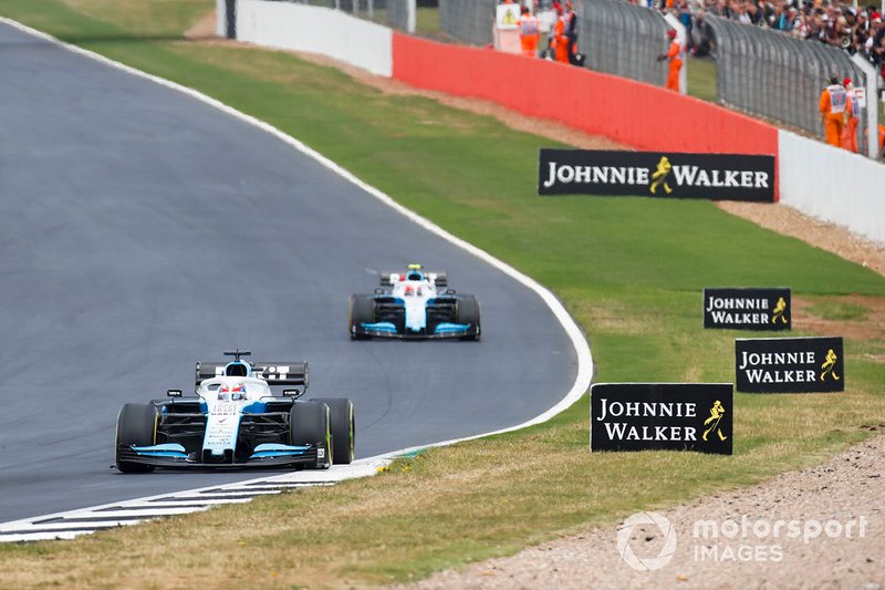 George Russell, Williams Racing FW42 leads Robert Kubica, Williams FW42 