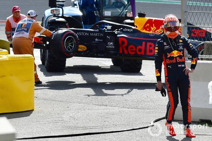 Max Verstappen, Red Bull Racing, observa cómo los marshals retiran su coche del circuito