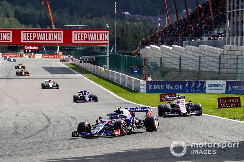 Pierre Gasly, Toro Rosso STR14, lidera Lance Stroll, Racing Point RP19 y Daniil Kvyat, Toro Rosso STR14