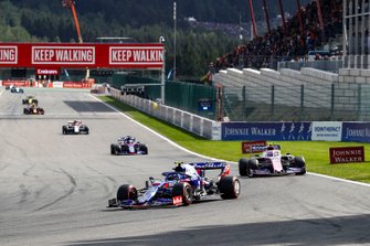 Pierre Gasly, Toro Rosso STR14, precede Lance Stroll, Racing Point RP19 e Daniil Kvyat, Toro Rosso STR14