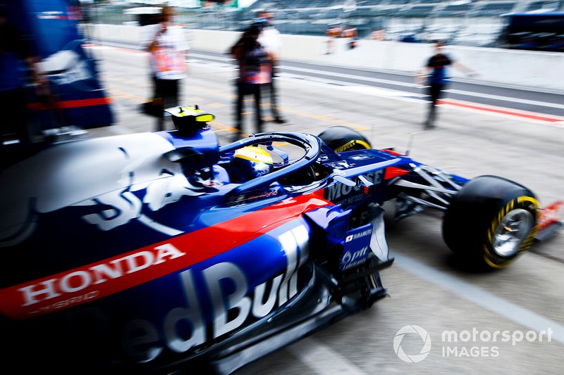 Naoki Yamamoto, Toro Rosso STR14, leaves the garage