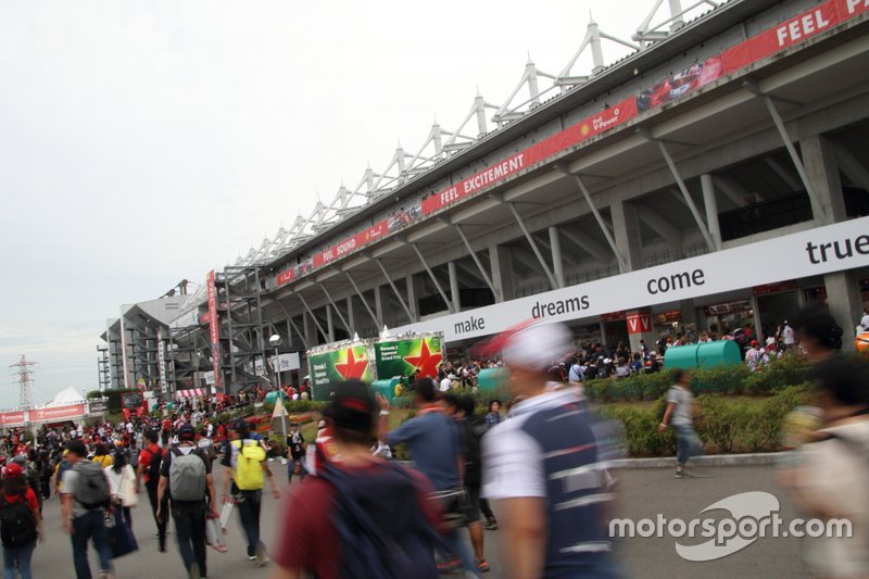 Fans salen del circuito de Suzuka