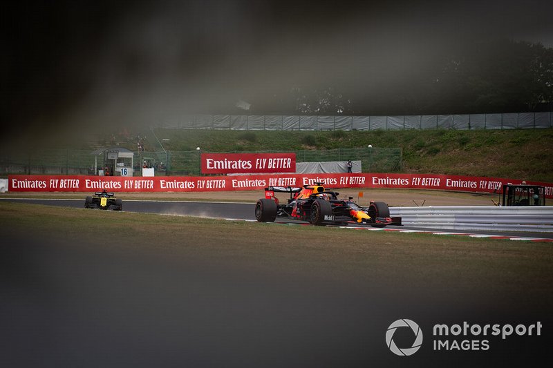 Max Verstappen, Red Bull Racing RB15, precede Daniel Ricciardo, Renault F1 Team R.S.19