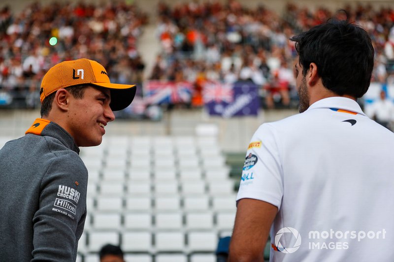 Lando Norris, McLaren, y Carlos Sainz Jr., McLaren