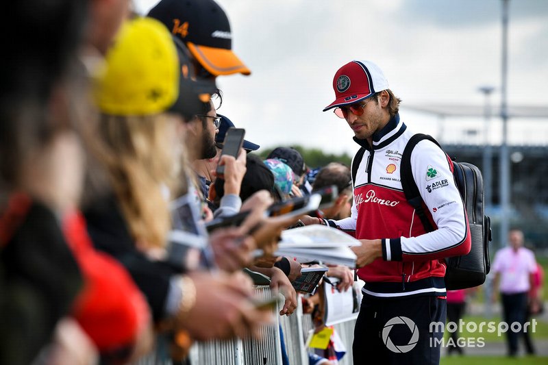 Antonio Giovinazzi, Alfa Romeo Racing signs an autograph for a fan