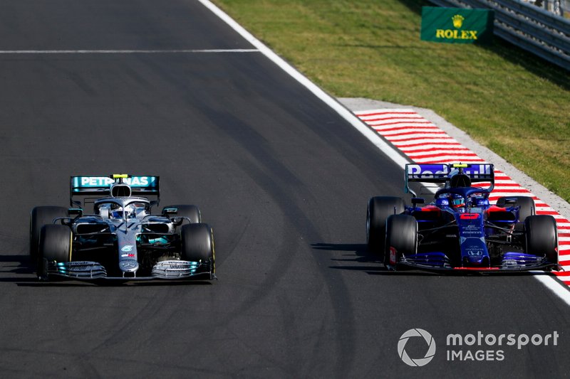 Valtteri Bottas, Mercedes AMG W10, Alexander Albon, Toro Rosso STR14