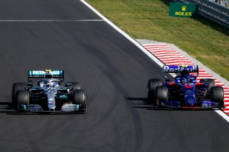Valtteri Bottas, Mercedes AMG W10, Alexander Albon, Toro Rosso STR14