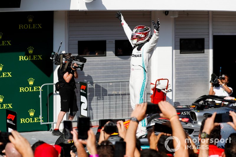 Ganador de la carrera Lewis Hamilton, Mercedes AMG F1 celebra