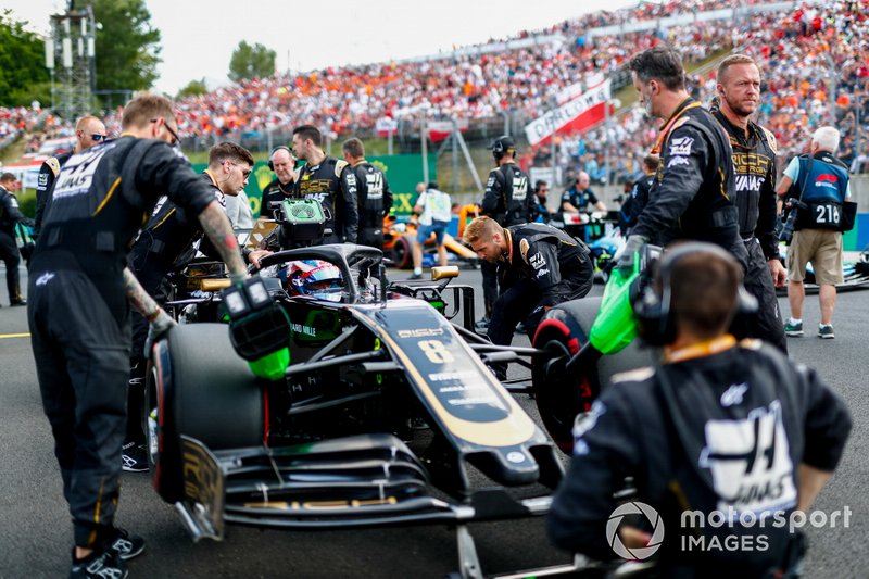 Romain Grosjean, Haas F1 Team VF-19, on the grid with mechanics