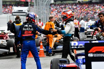 Robert Kubica, Williams Racing, si congratula con Daniil Kvyat, Toro Rosso, 3° classificato, nel parco chiuso