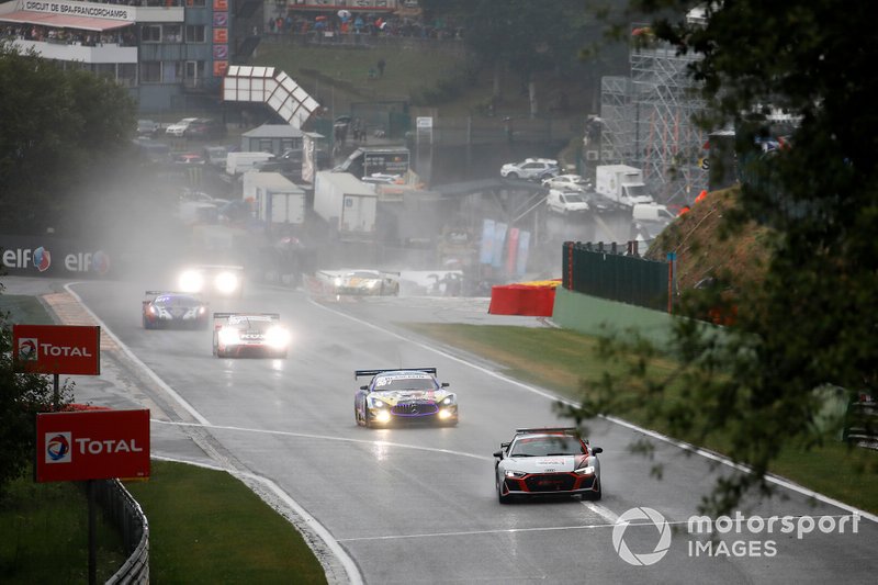La partenza dietro la Safety car
