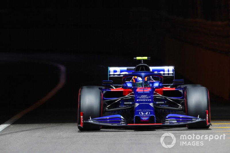 10: Alexander Albon, Toro Rosso STR14, 1'11.653
