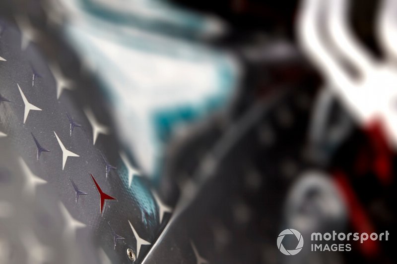 La copertura del motore sulla macchina di Lewis Hamilton, Mercedes AMG F1 W10