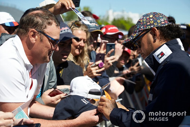 Lewis Hamilton, Mercedes AMG F1 signs a autograph for a fan
