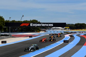 Valtteri Bottas, Mercedes AMG W10, Charles Leclerc, Ferrari SF90 and Max Verstappen, Red Bull Racing RB15 yarış startında