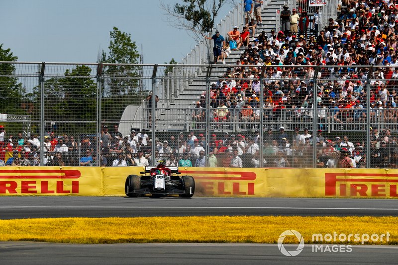 Antonio Giovinazzi, Alfa Romeo Racing C38 spins on track