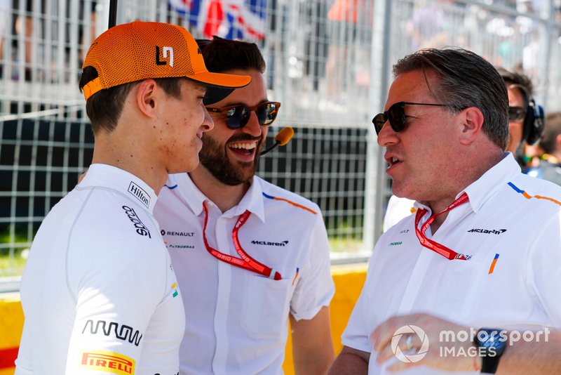 Lando Norris, McLaren, e Zak Brown, Executive Director, McLaren