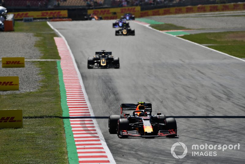 Pierre Gasly, Red Bull Racing RB15, devant Romain Grosjean, Haas F1 Team VF-19