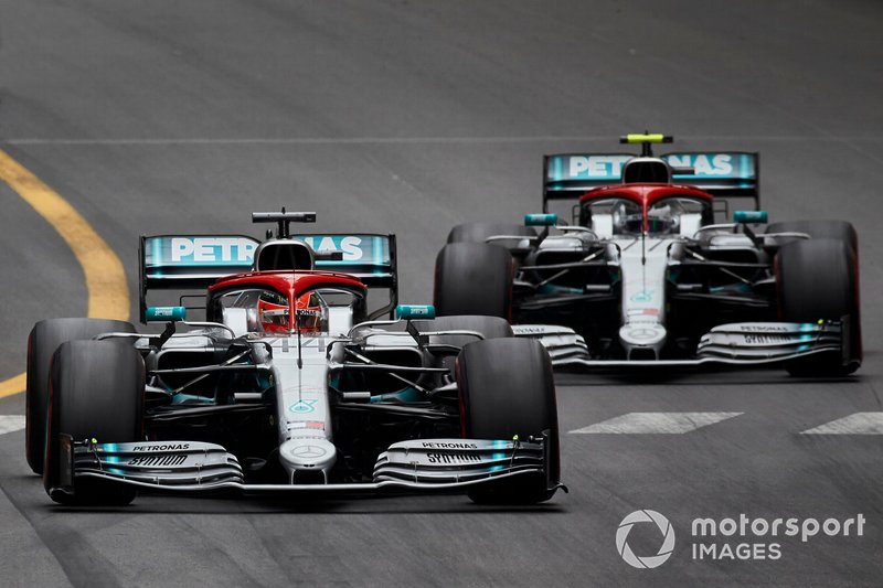 Lewis Hamilton, Mercedes AMG F1 W10, precede Valtteri Bottas, Mercedes AMG W10
