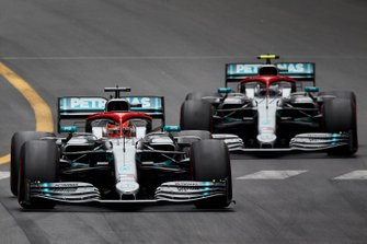 Lewis Hamilton, Mercedes AMG F1 W10, voor Valtteri Bottas, Mercedes AMG W10