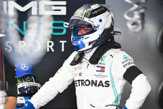 Valtteri Bottas, Mercedes AMG F1 in de pitbox met een zwarte armband ter nagedachtenis aan Niki Lauda