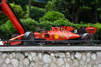 De auto van Sebastian Vettel, Ferrari SF90, op een truck na een crash