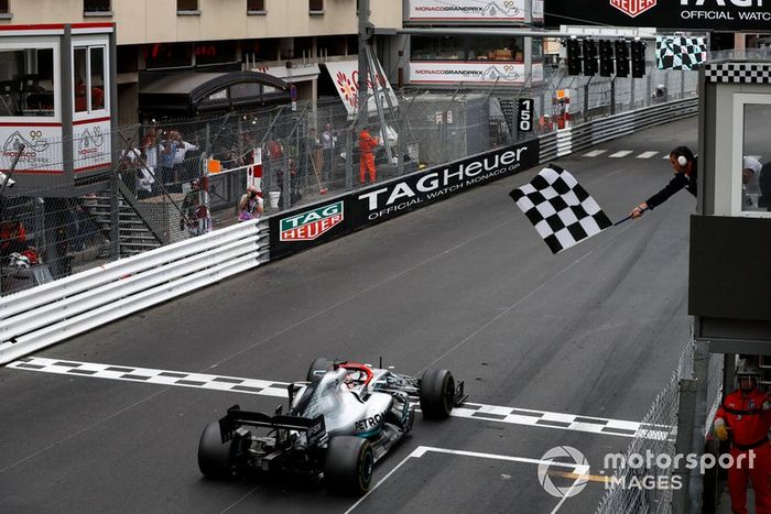 En Mónaco, tiró de resistencia, de saber estar y de calma para lograr aguantar con unos neumáticos muy gastados durante muchas vueltas y sumar su cuarto triunfo del año. Después de cinco dobletes en las cinco primeras pruebas, Vettel, frenó la histórica racha de las flechas de plata al ser segundo